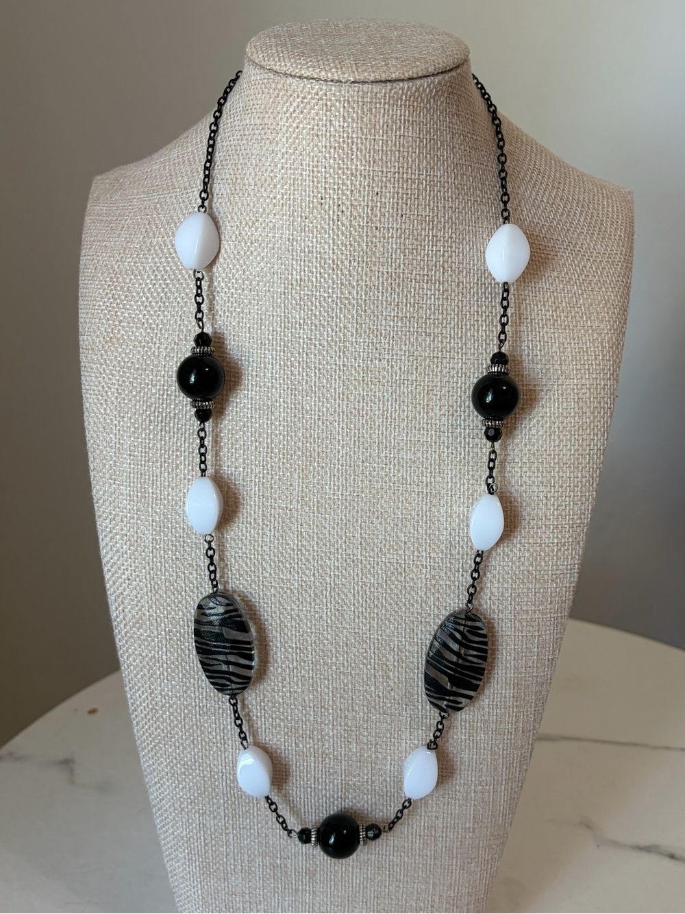 🦄 Black and White Acrylic Necklace